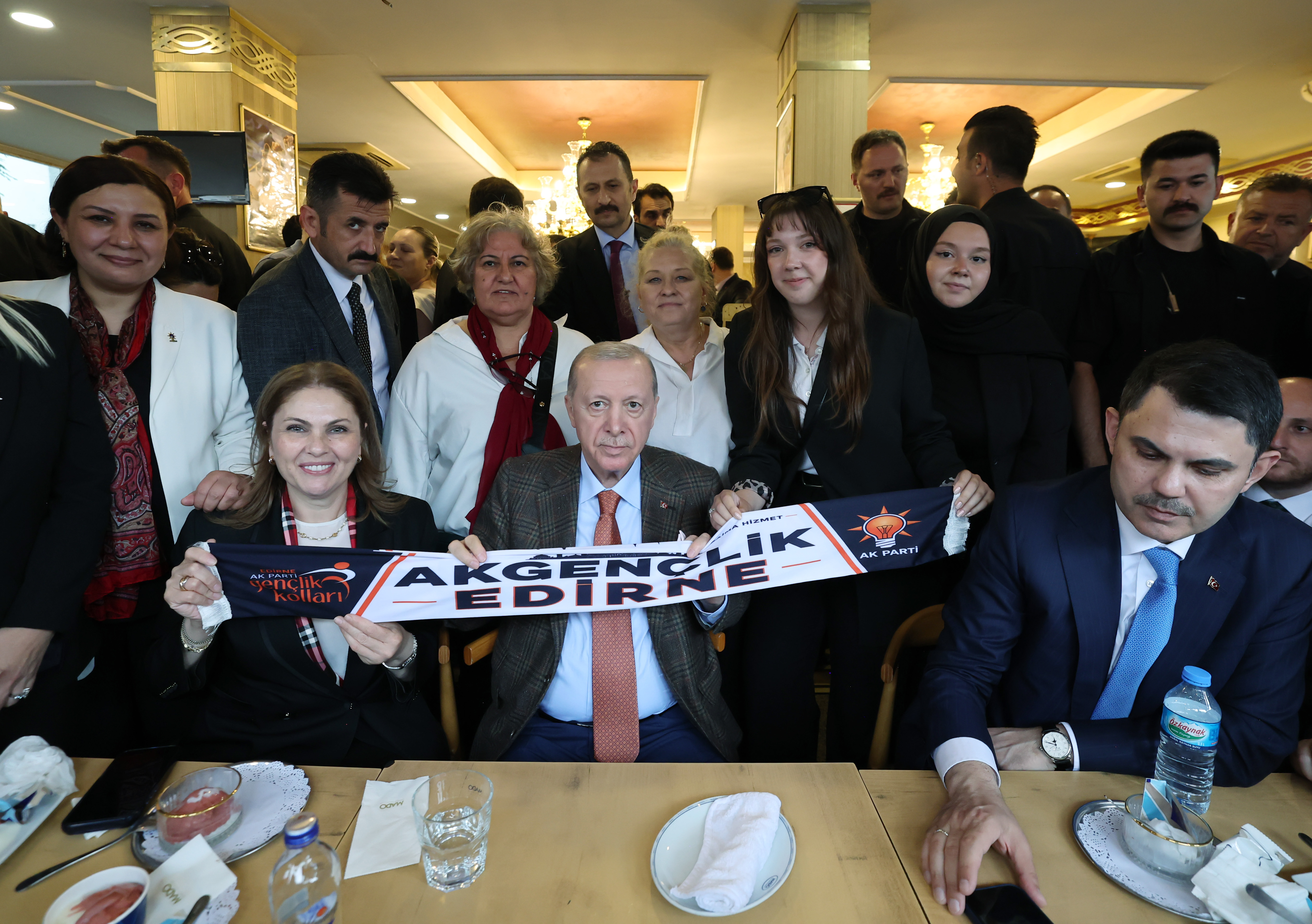 Cumhurbaşkanı Erdoğan, Edirne'de bir kafede vatandaşlarla bir araya geldi. Erdoğan,