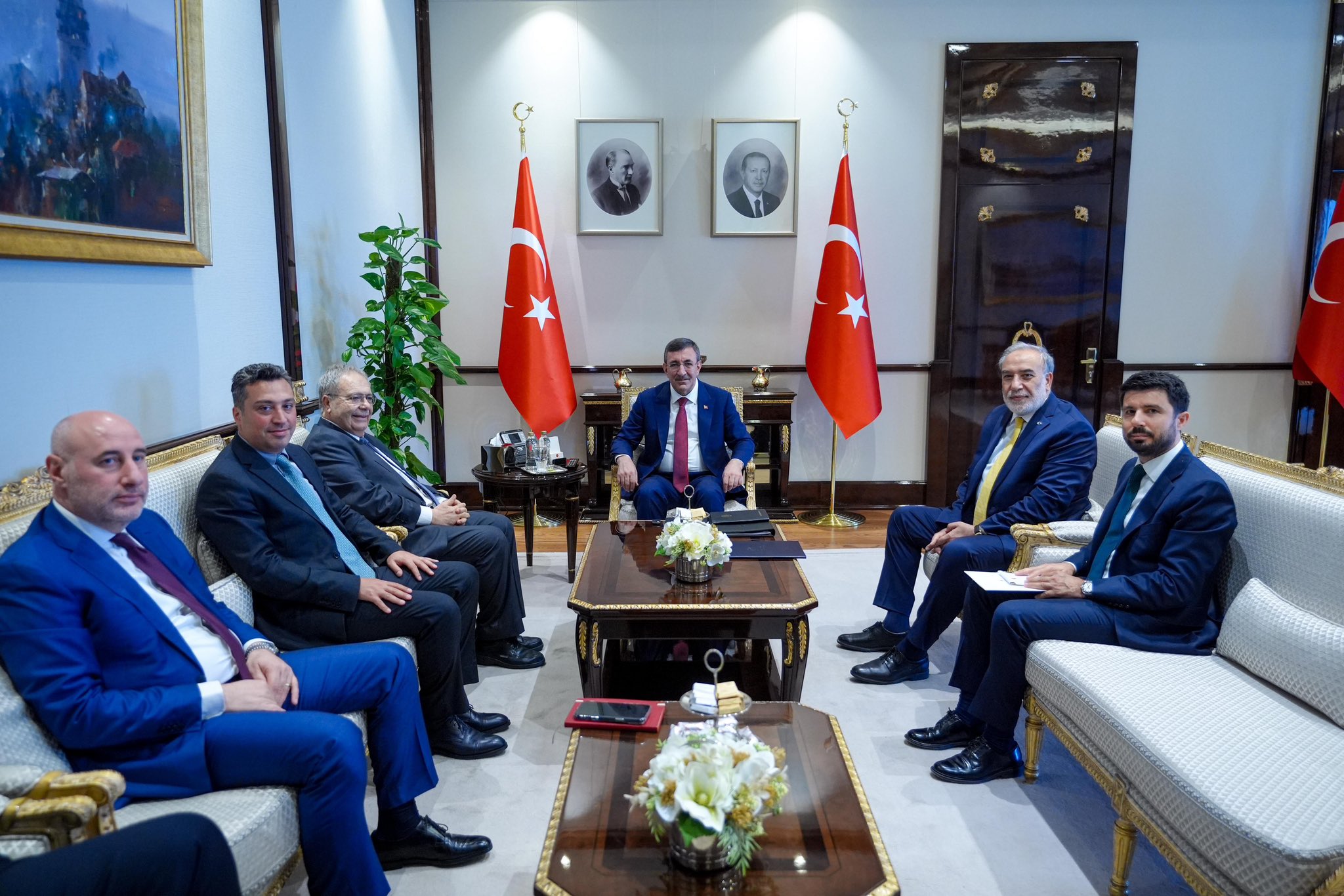 Cumhurbaşkanı Yardımcısı Cevdet Yılmaz, Lübnan Başbakan Yardımcısı Mitri ile görüştü.