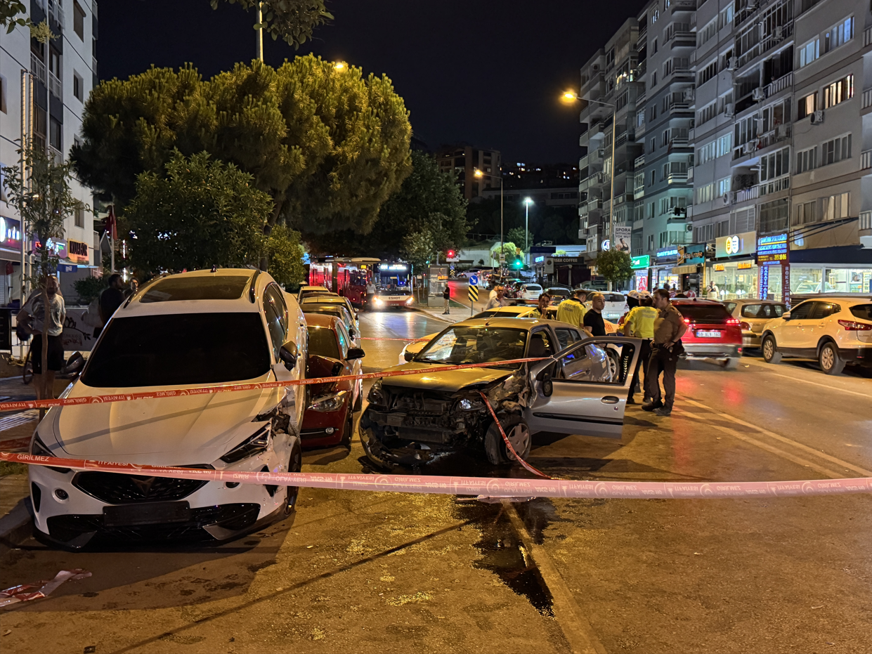 İzmir'de park halindeki 2 araca çarpan otomobilin sürücüsü hayatını kaybetti.