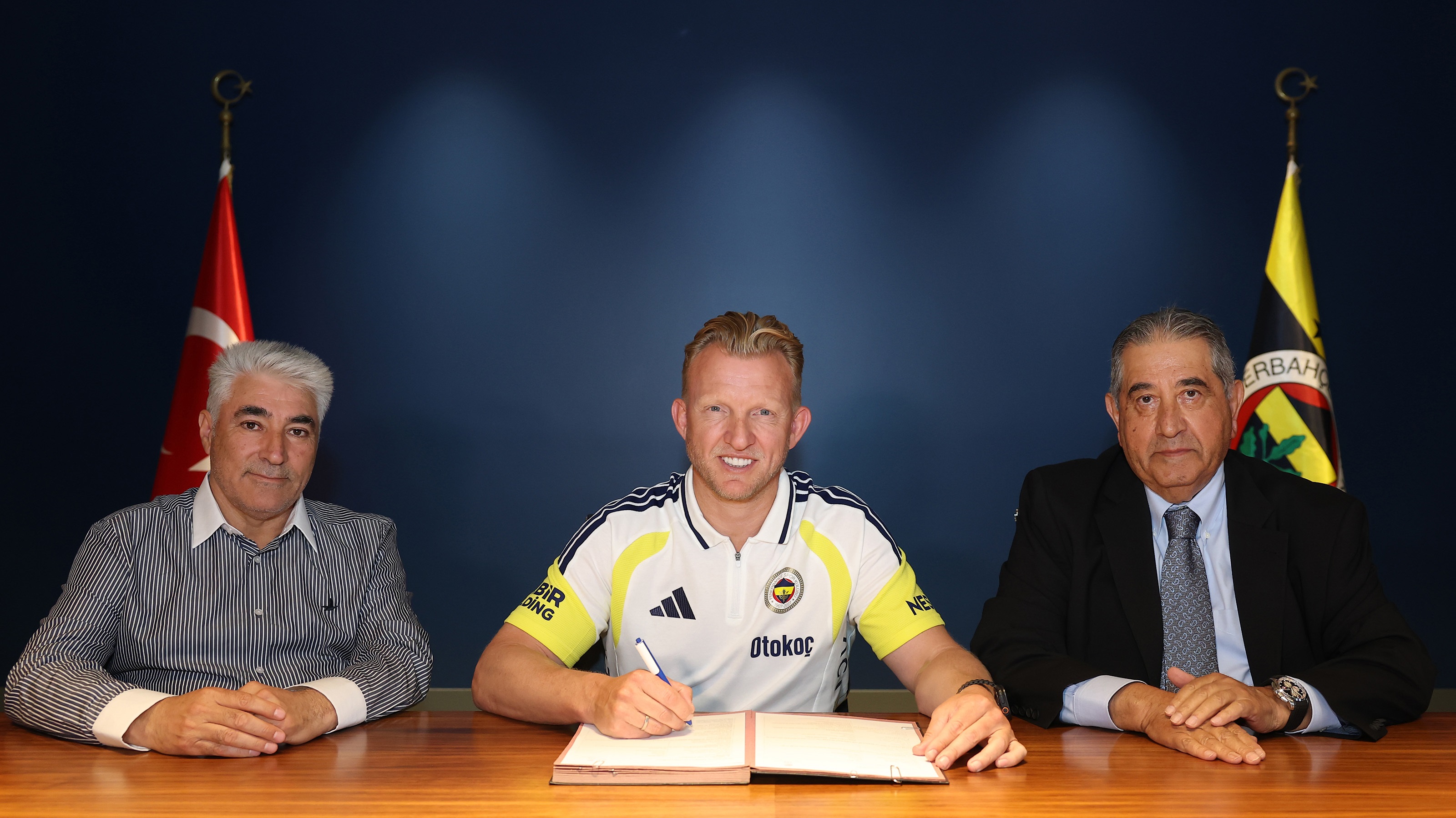 Fenerbahçe'nin eski futbolcusu Dirk Kuyt, 11 yıl sonra Fenerbahçe'ye yardımcı