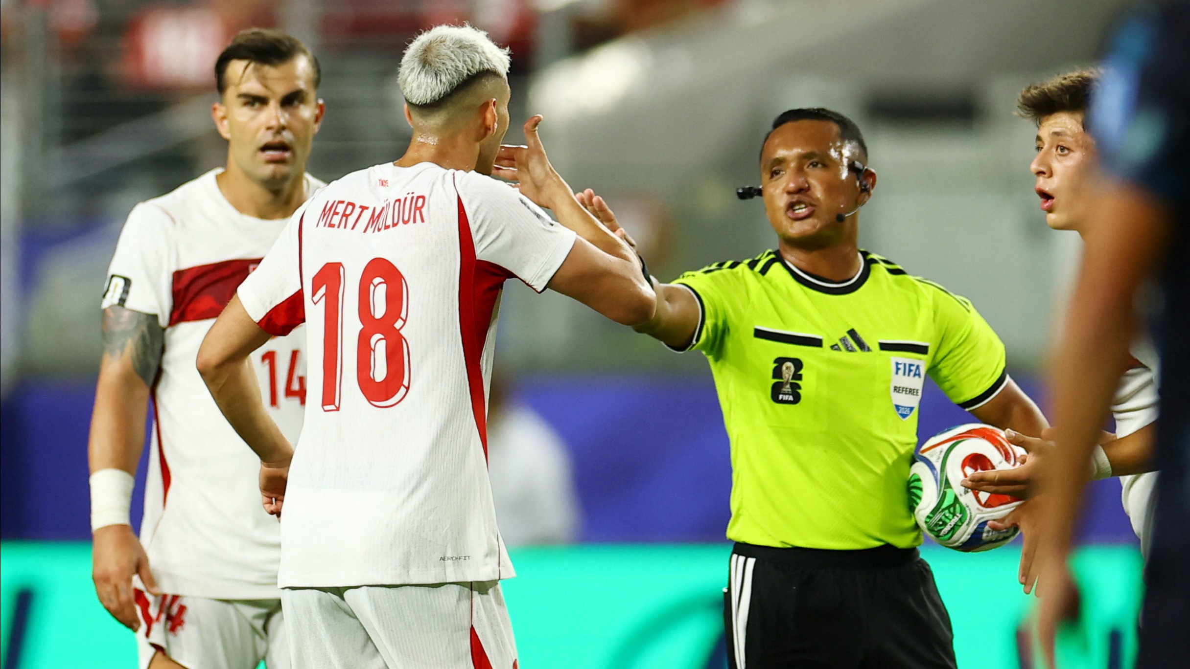 Futbol dünyasının dışlanan hakemi Ivan Barton, adını duyurmaya devam ediyor.