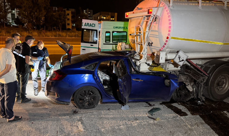 Adana'da emniyet şeridinde duran akaryakıt yüklü tankere arkadan çarpan otomobilin