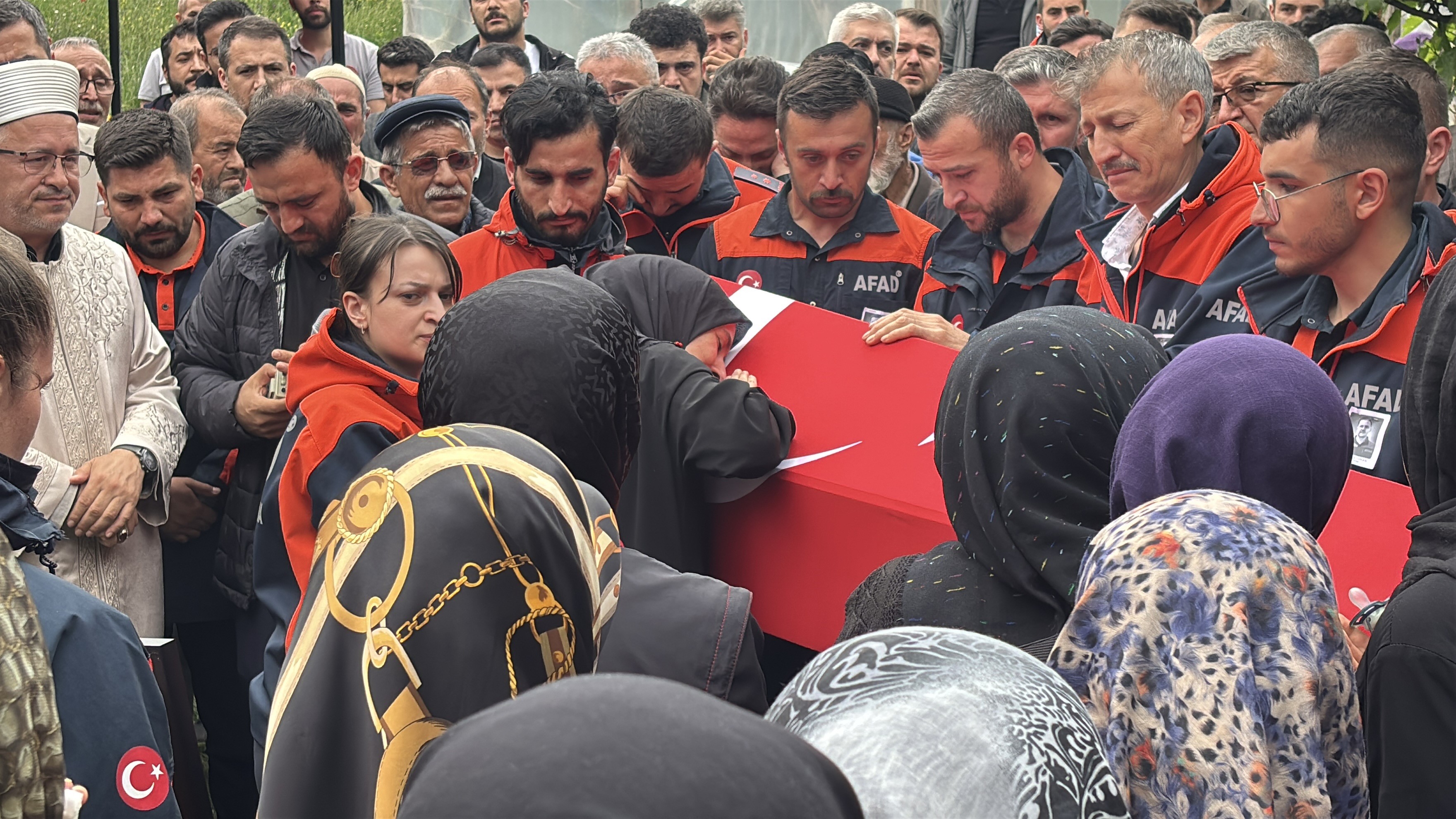 Rize'nin Çamlıhemşin ilçesinde arama kurtarma faaliyeti sırasında botun devrilmesi sonucu