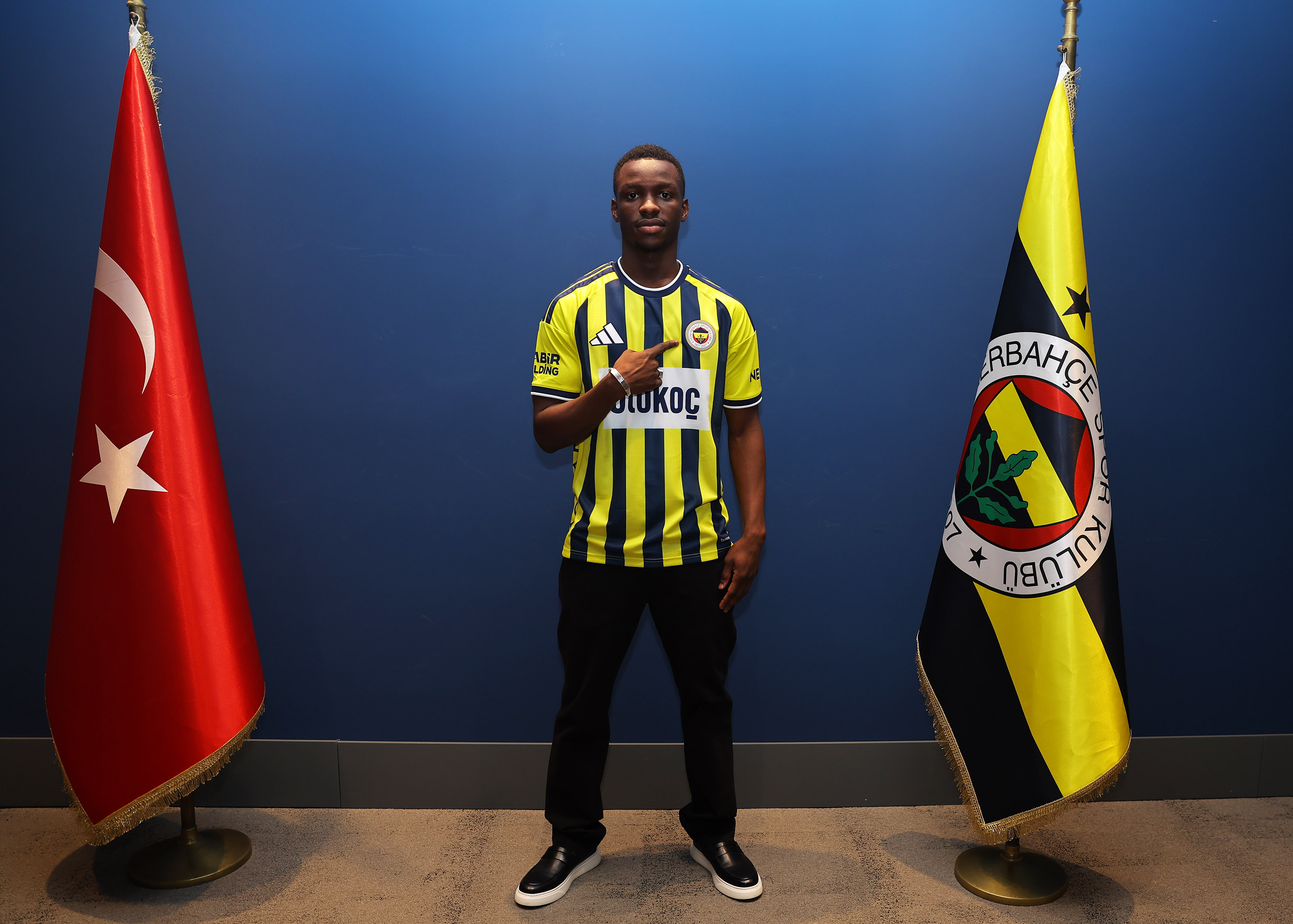 Aziz Yıldırım'ın yeniden başkanlık koltuğuna geldiği Fenerbahçe, Amara Diouf transferini
