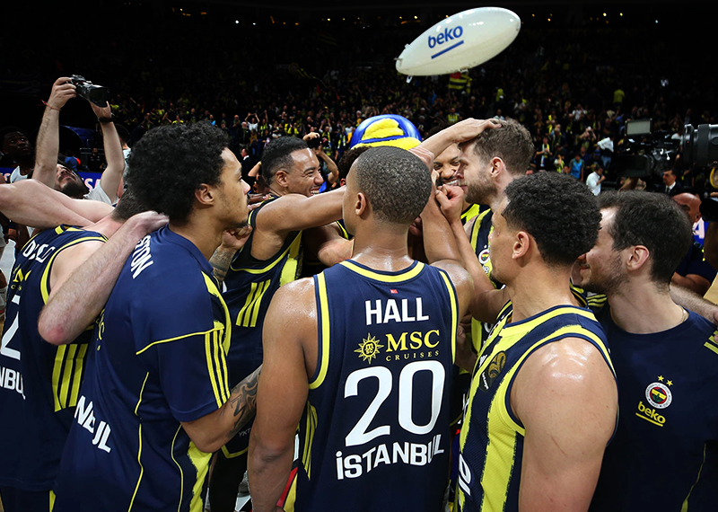 Fenerbahçe Beko takımdaki iki önemli yıldızın ayrılığını duyurdu.