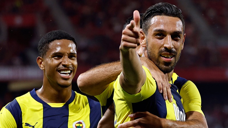 Fenerbahçe'de geleceği merak edilen iki futbolcunun son durumu resmen açıklandı.