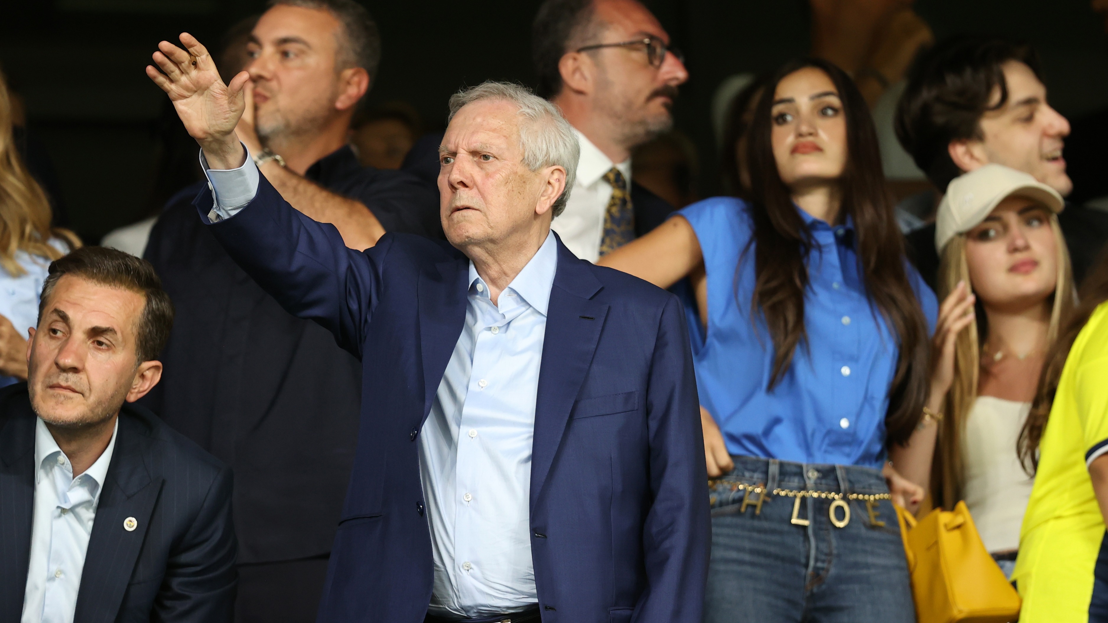Fenerbahçe, yeni teknik direktörün saat 13.00'te FB TV ekranlarından açıklanacağını