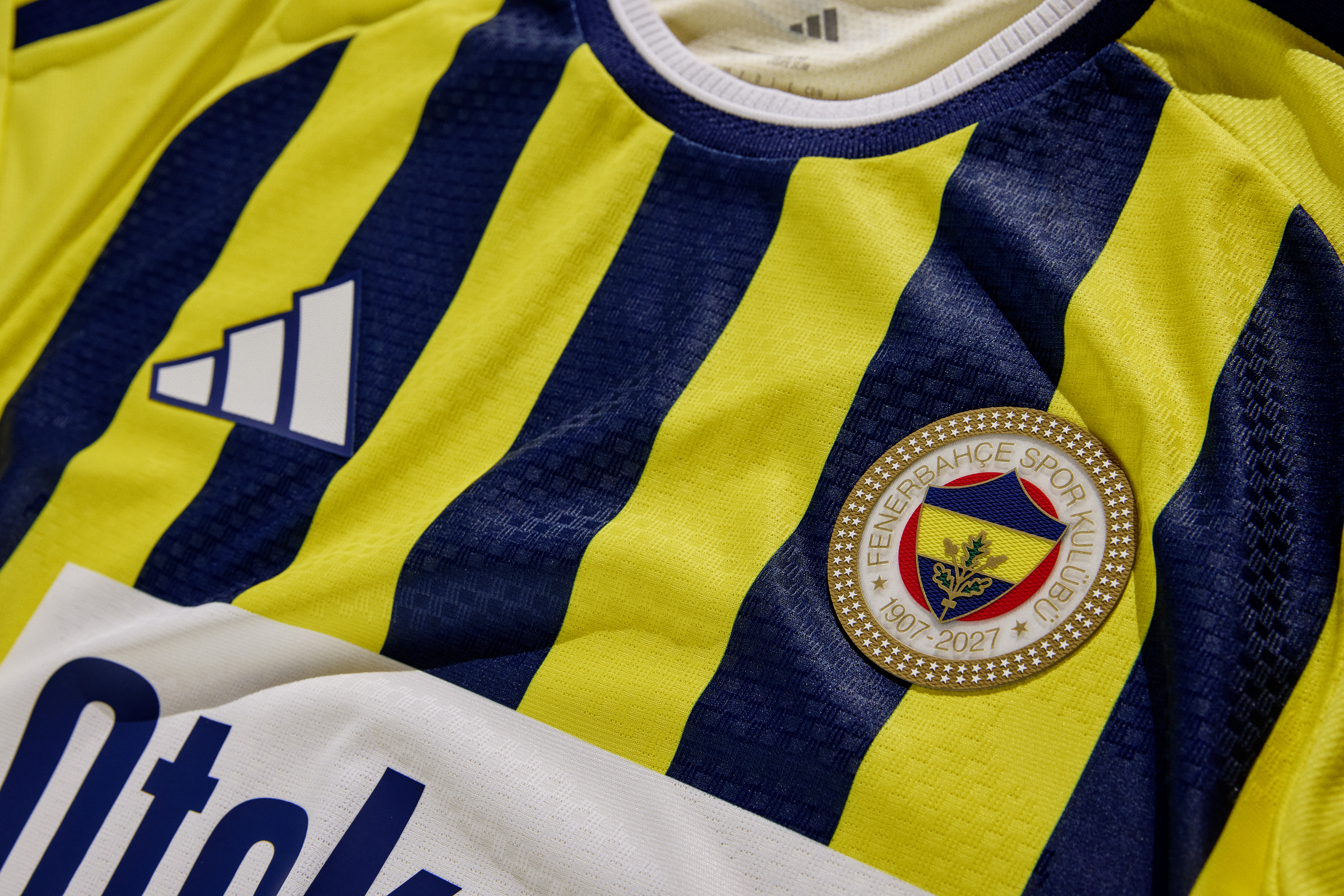 Fenerbahçe'nin 120. yıl logolu 2026-2027 sezonu formalarının tanıtımı çok sayıda