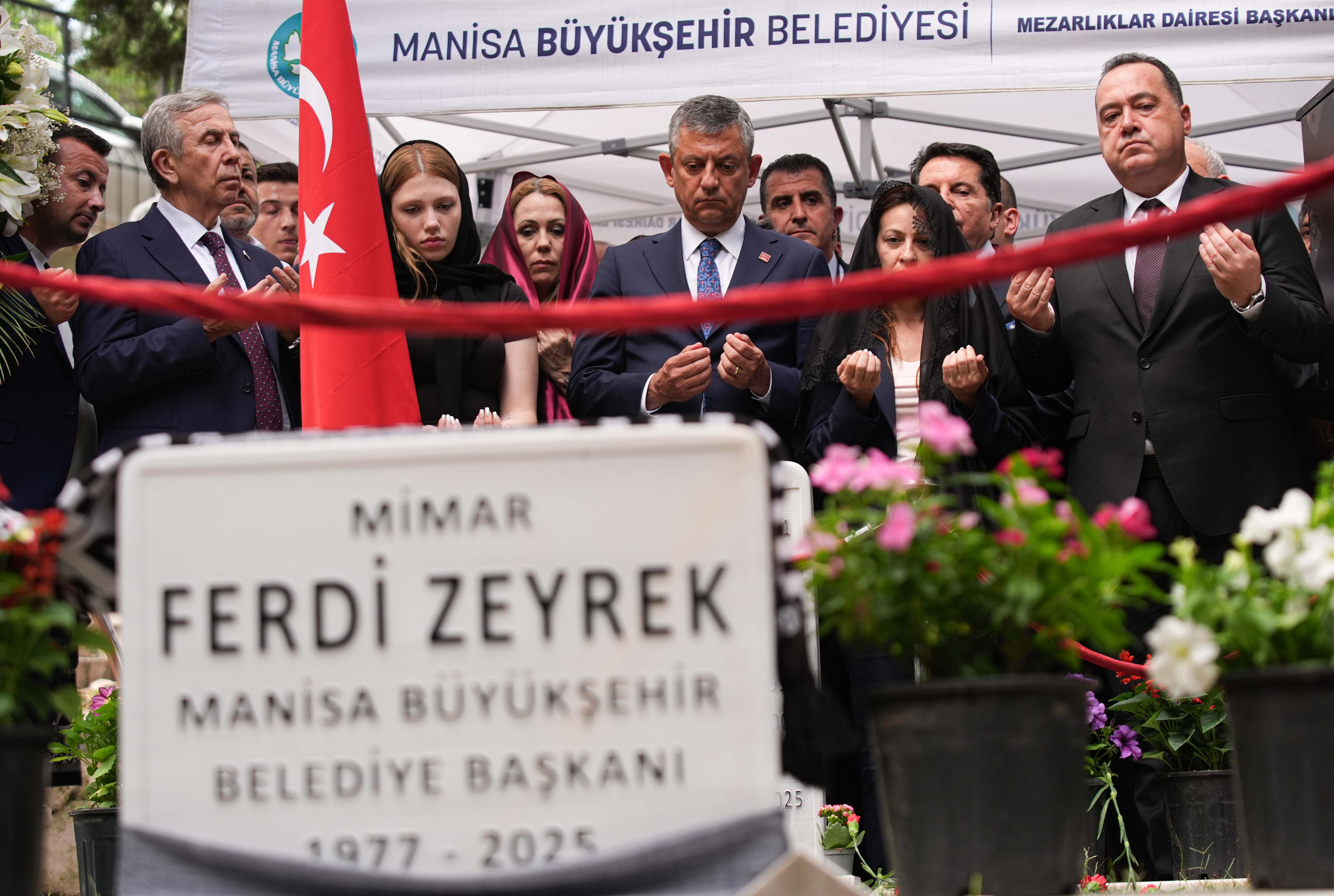 Eski Manisa Büyükşehir Belediye Başkanı Ferdi Zeyrek için vefatının birinci