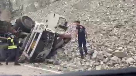 Erzurum-Artvin kara yolunda freni patlayan TIR'dan atlayan sürücü hayatını kaybetti.