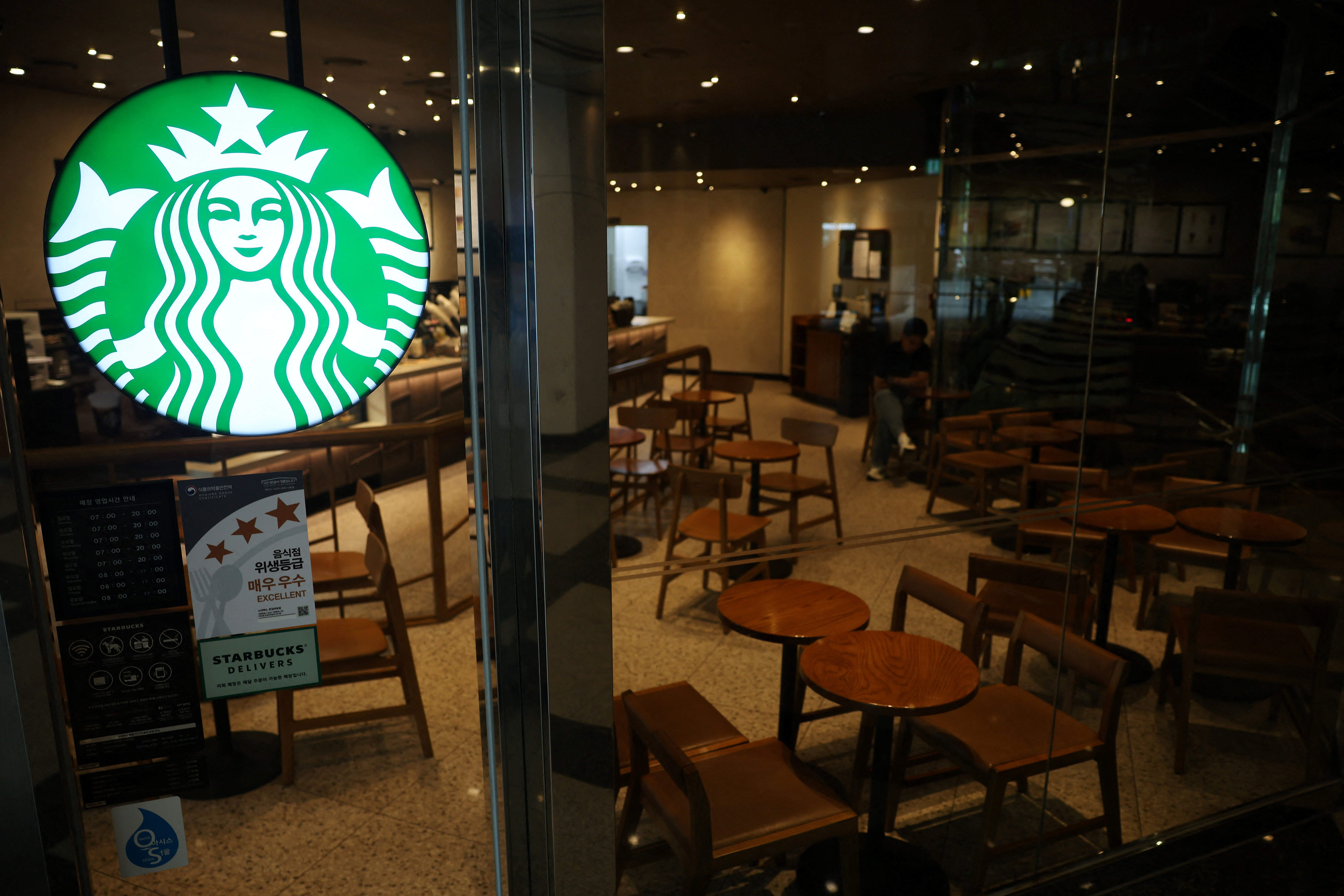 Starbucks, Güney Kore’de demokrasi yanlısı göstericilere yönelik kanlı baskını hatırlattığı