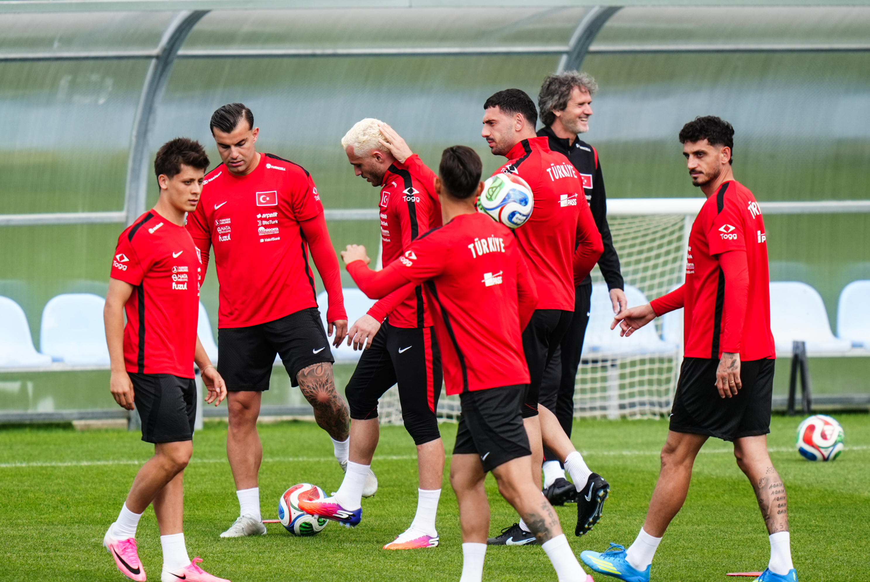 Günün spor sayfalarında, spor gündeminden en yeni gelişmeler ve transfer