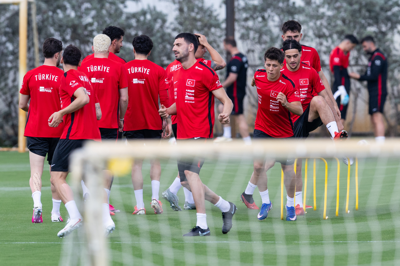 Günün spor sayfalarında, spor gündeminden en yeni gelişmeler ve transfer