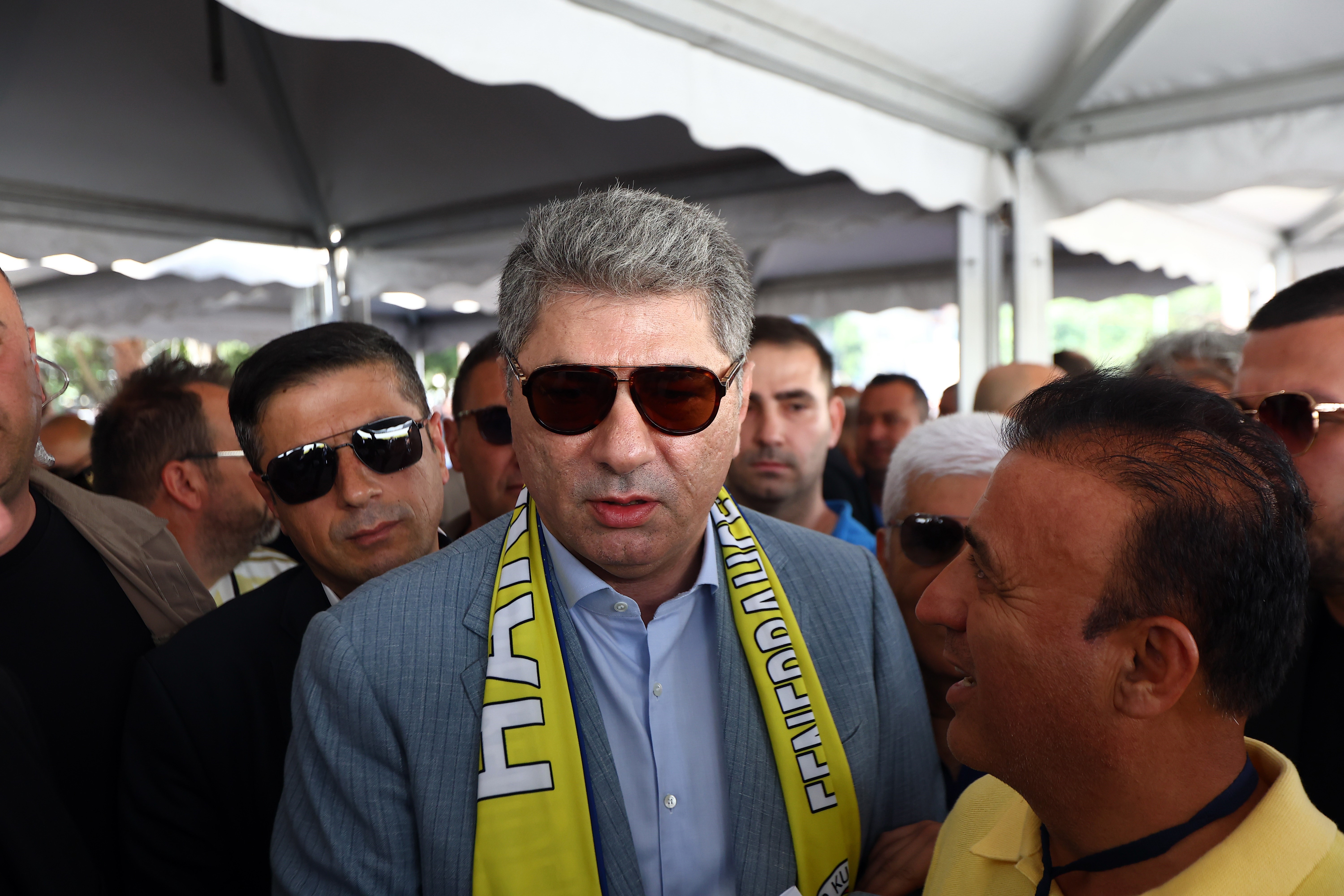 Fenerbahçe Başkan Adayı Hakan Safi, basın mensuplarına yaptığı açıklamada, kongreye