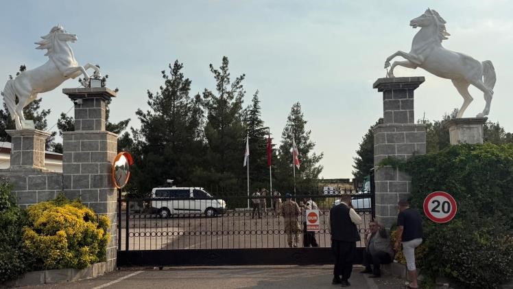 Şanlıurfa'da iki aile arasında halı sahada top oynarken çıkan ve