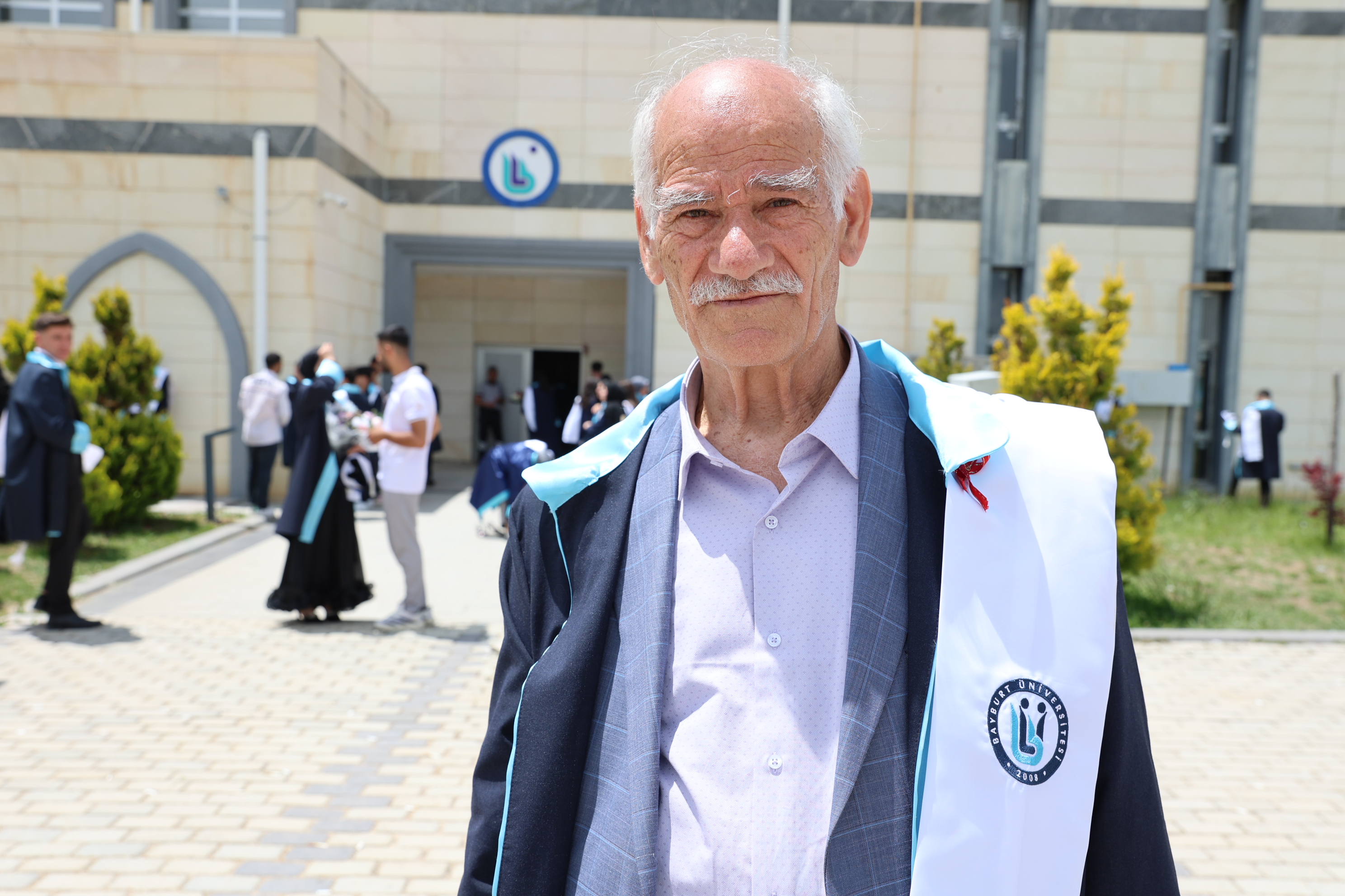 Bayburt'ta 75 yaşındaki Veysel Gider, Bayburt Üniversitesi İnsan ve Toplum