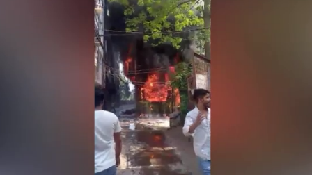 Hindistan'ın başkenti Yeni Delhi'deki bir otelin restoranında çıkan yangında ilk