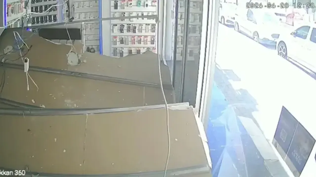 Adana'da bir iş yerinin asma tavanının masanın üstüne çöktüğü anlar