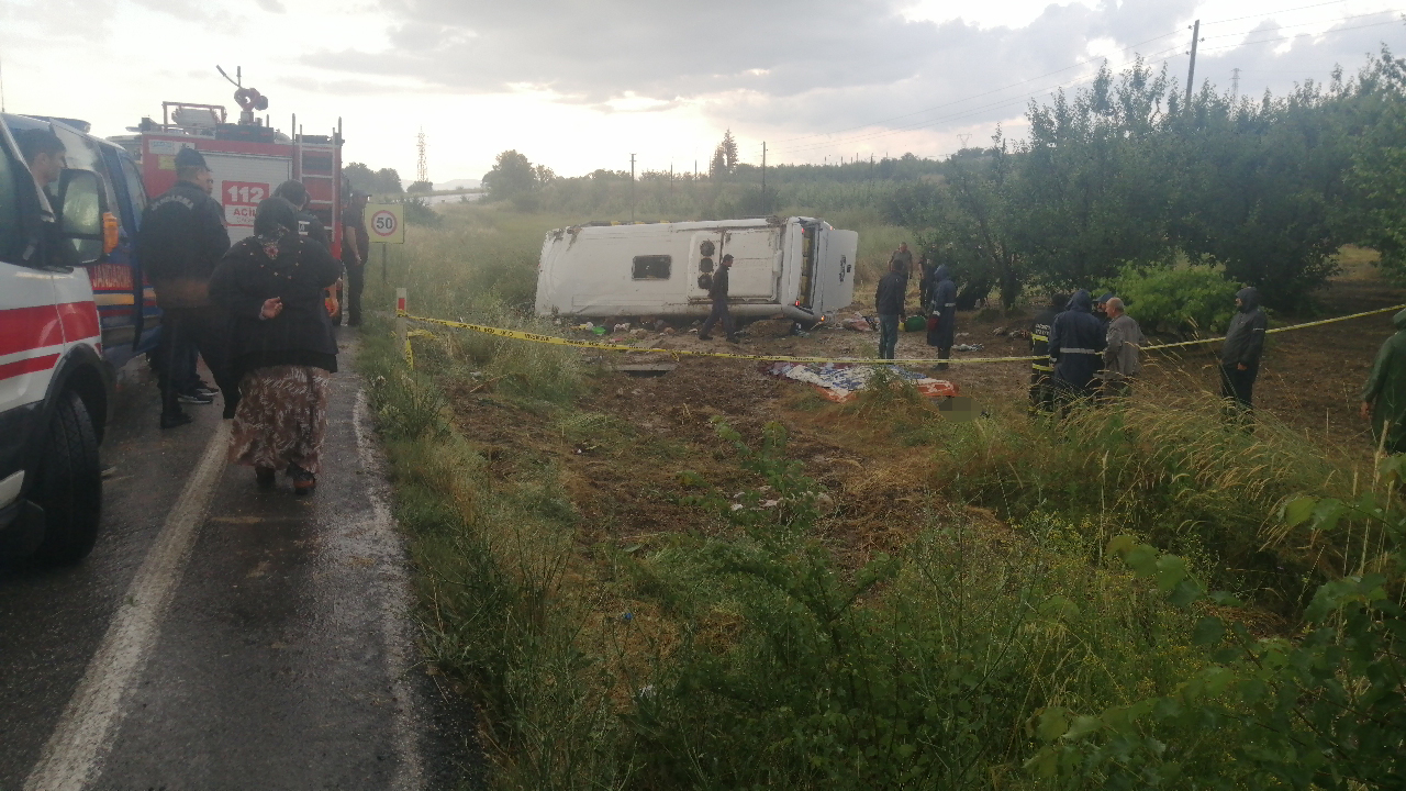 Isparta'nın Gelendost ilçesinde yağış nedeniyle kontrolden çıkarak yol kenarındaki bahçeye