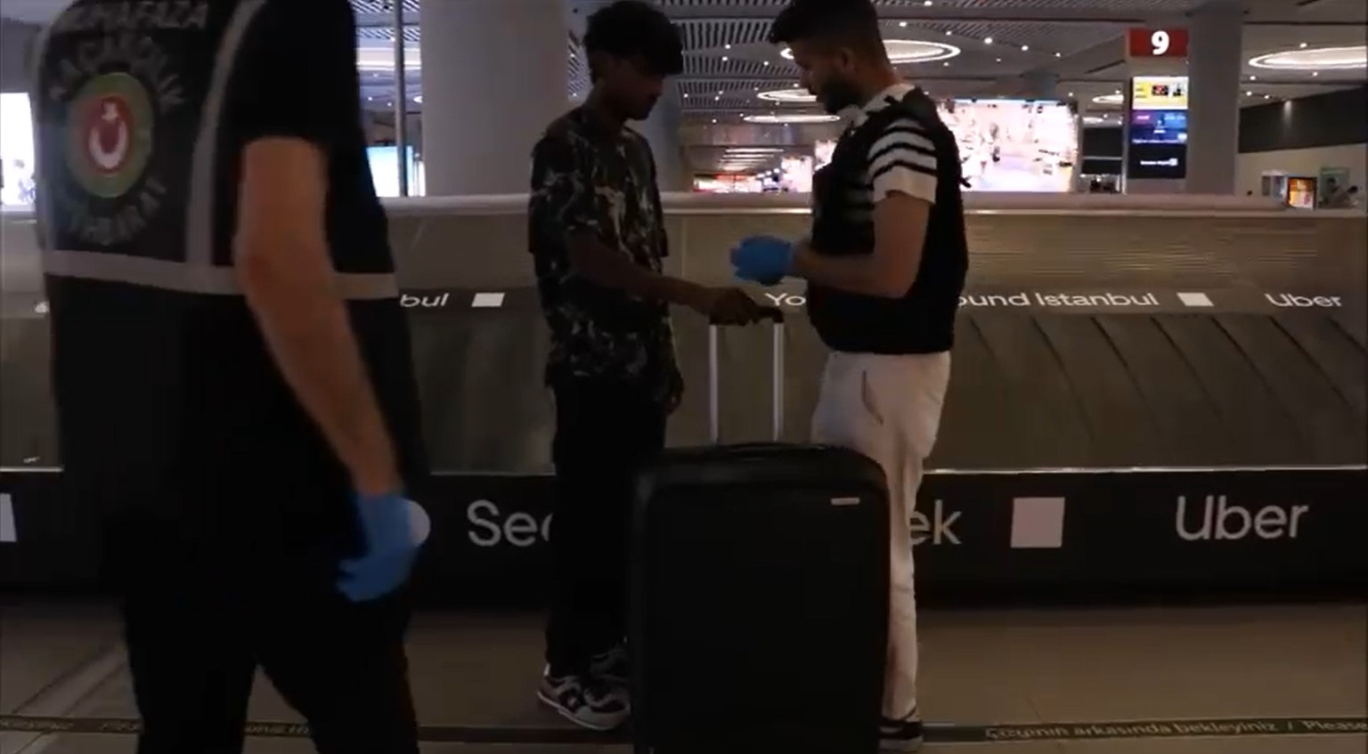 Yurt dışından İstanbul Havalimanı'na gelen İspanya pasaportlu bir yolcunun valizinde