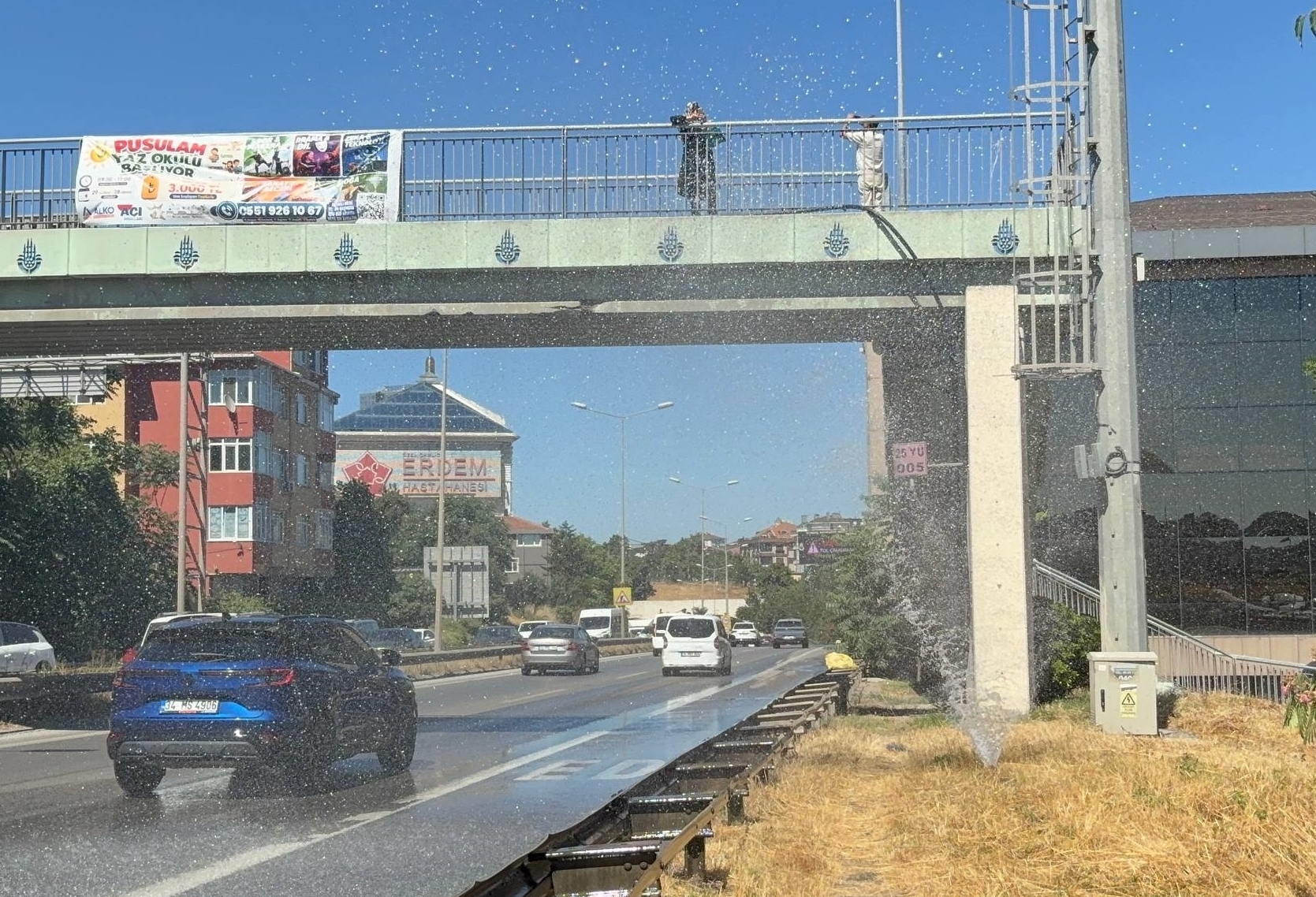 Üsküdar'da patlayan su borusu Şile Otoyolu'nda trafiği aksattı.