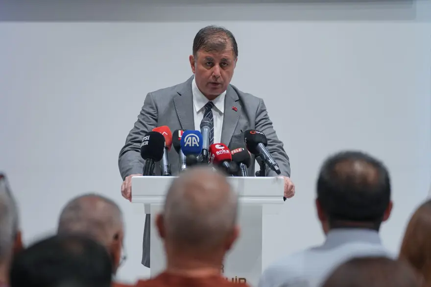 İzmir Büyükşehir Belediye Başkanı Cemil Tugay, CHP'den istifa ettiğini açıkladı.