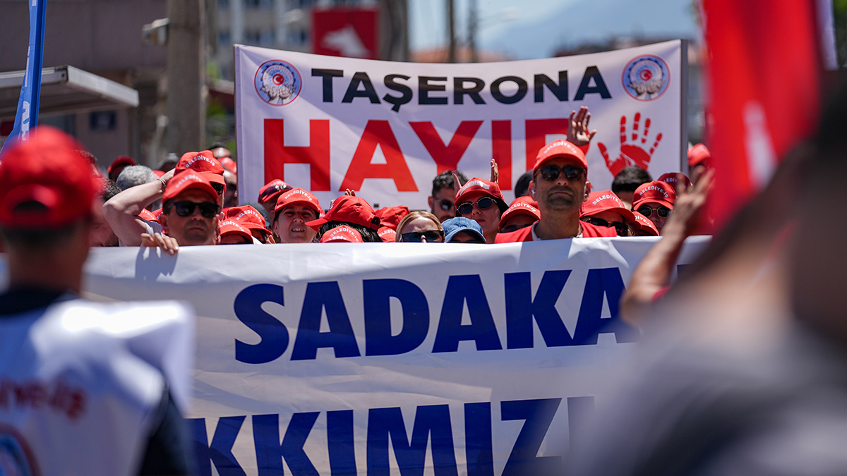 İzmir'de TİS görüşmelerinden sonuç alamayan Büyükşehir Belediyesi işçileri, bir günlük