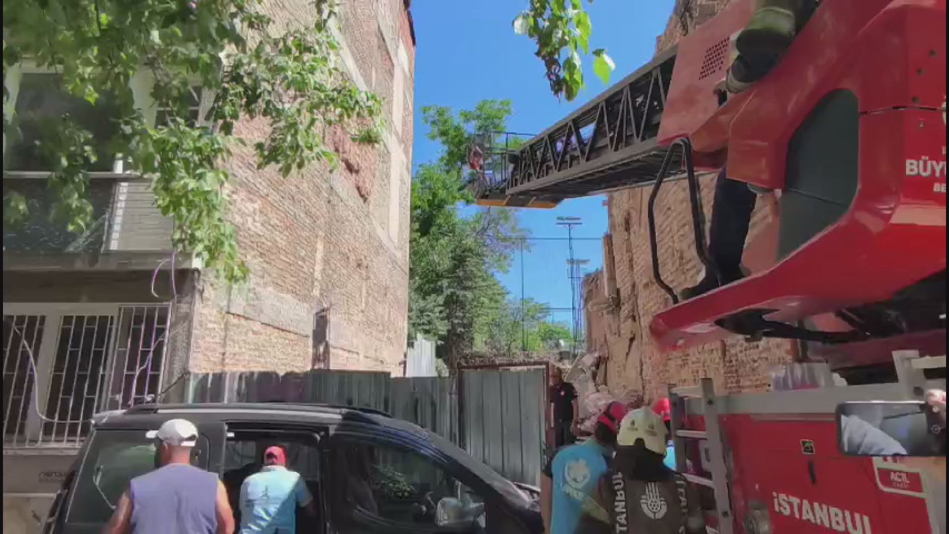 İstanbul Kadıköy'de kentsel dönüşüm kapsamında yıkımı yapılan binada kısmi çökme