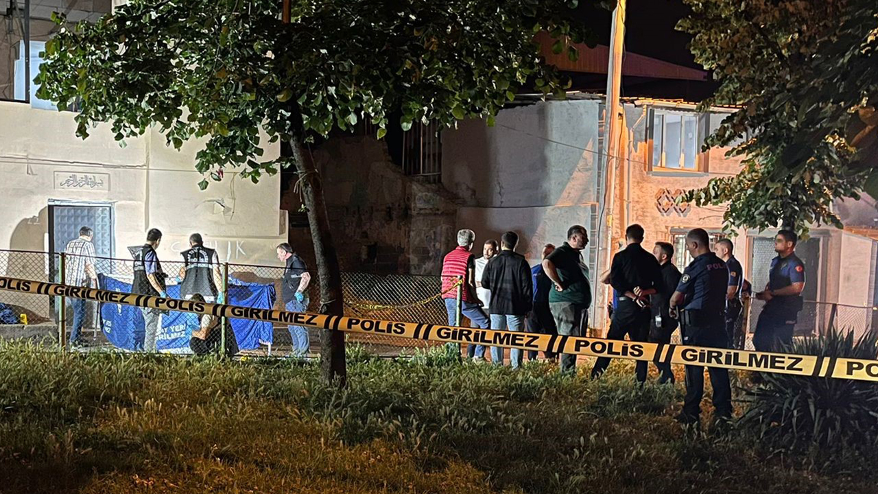 Bursa'da kimliği belirlenemeyen saldırgan, sokak ortasında tartıştığı H.D. ile eşi
