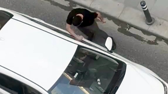 Avcılar'da 3 otomobilin karıştığı zincirleme kazada, aracında hasar oluşan sürücü,