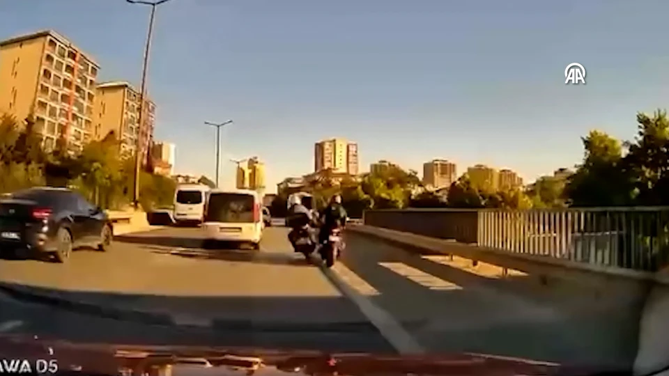 Kartal'da emniyet şeridindeki servis aracına çarpan motosiklet sürücüsünün yaralandığı kaza,
