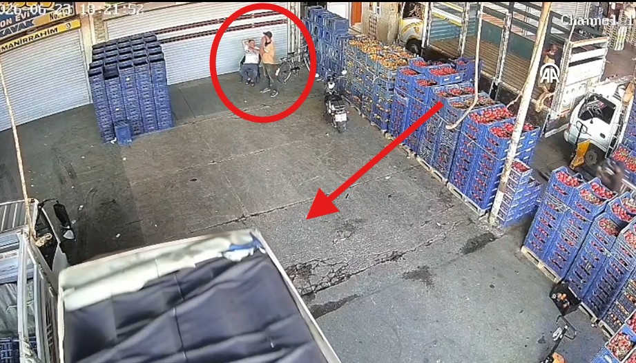 Adana'nın merkez Seyhan ilçesinde, sandalyede oturan kişinin kamyonetin çarpması sonucu