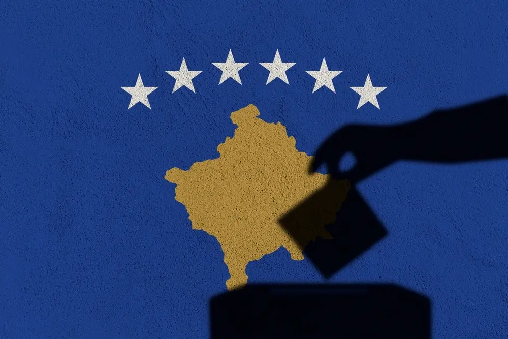Kosova'da düzenlenen erken genel seçimde oy kullanma işlemi başladı.