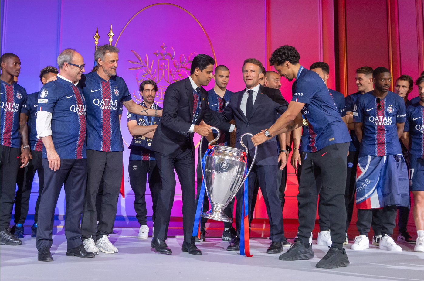 Elysee Sarayı'nda Şampiyonlar Ligi şampiyonu olan PSG'yi ağırlayan Fransa Cumhurbaşkanı