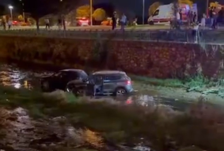 Bursa'da trafikte makas atan aracın neden olduğu zincirleme kazada iki