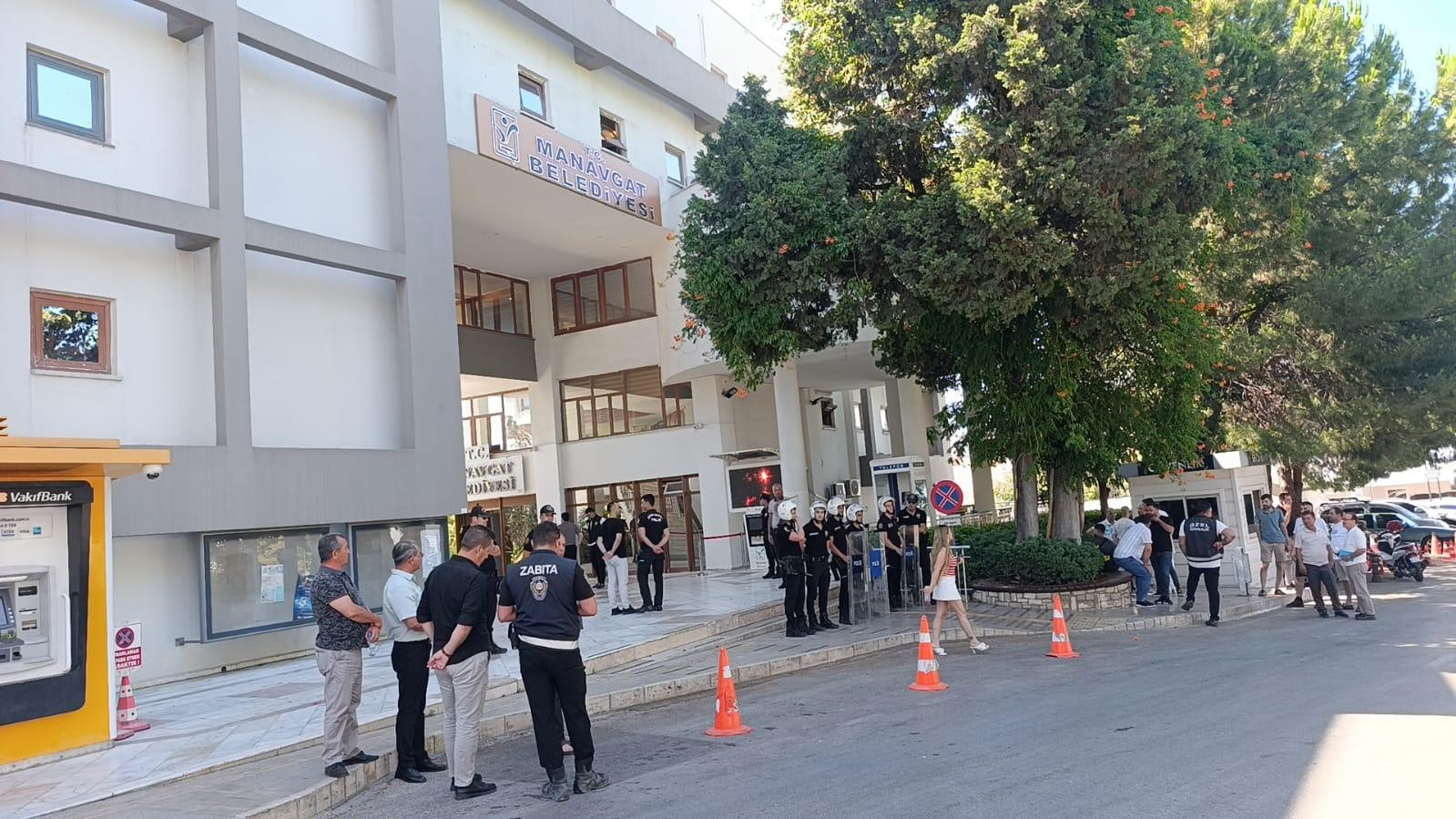 Manavgat Belediyesi'ne yönelik yolsuzluk suçlamasıyla başlatılan soruşturmada üç kişi gözaltına