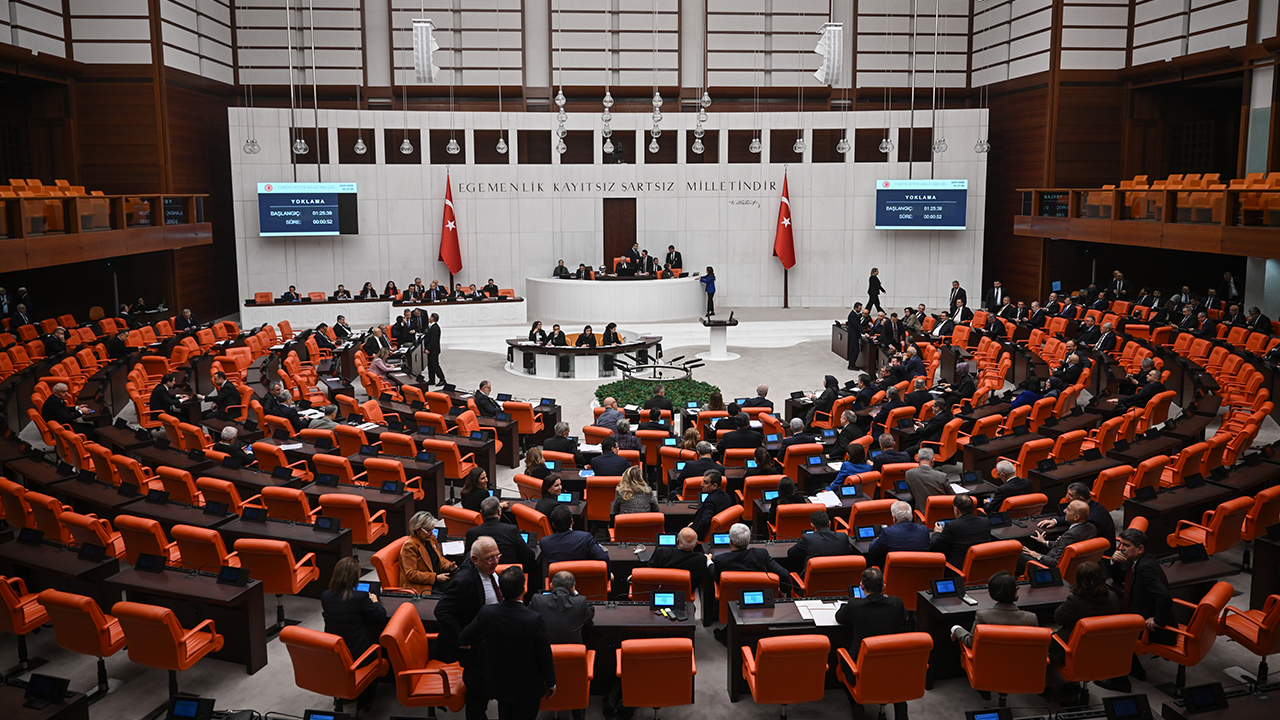 Genel Kurul'da, Emniyet Teşkilatına ve basına yönelik düzenlemeleri de içeren