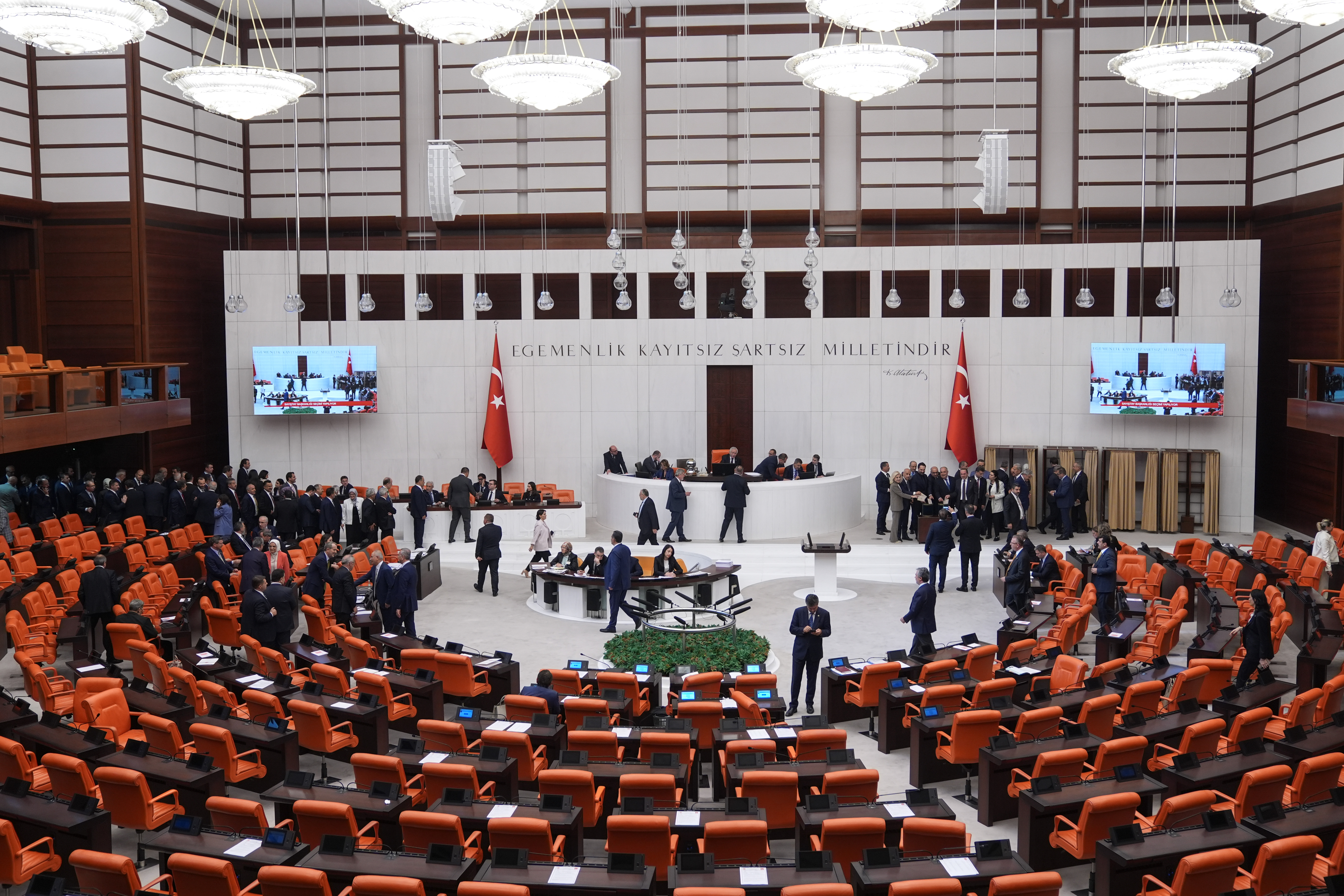 Türkiye Büyük Millet Meclisi'ndeki (TBMM) sandalye dağılımı, iki milletvekilinin AK