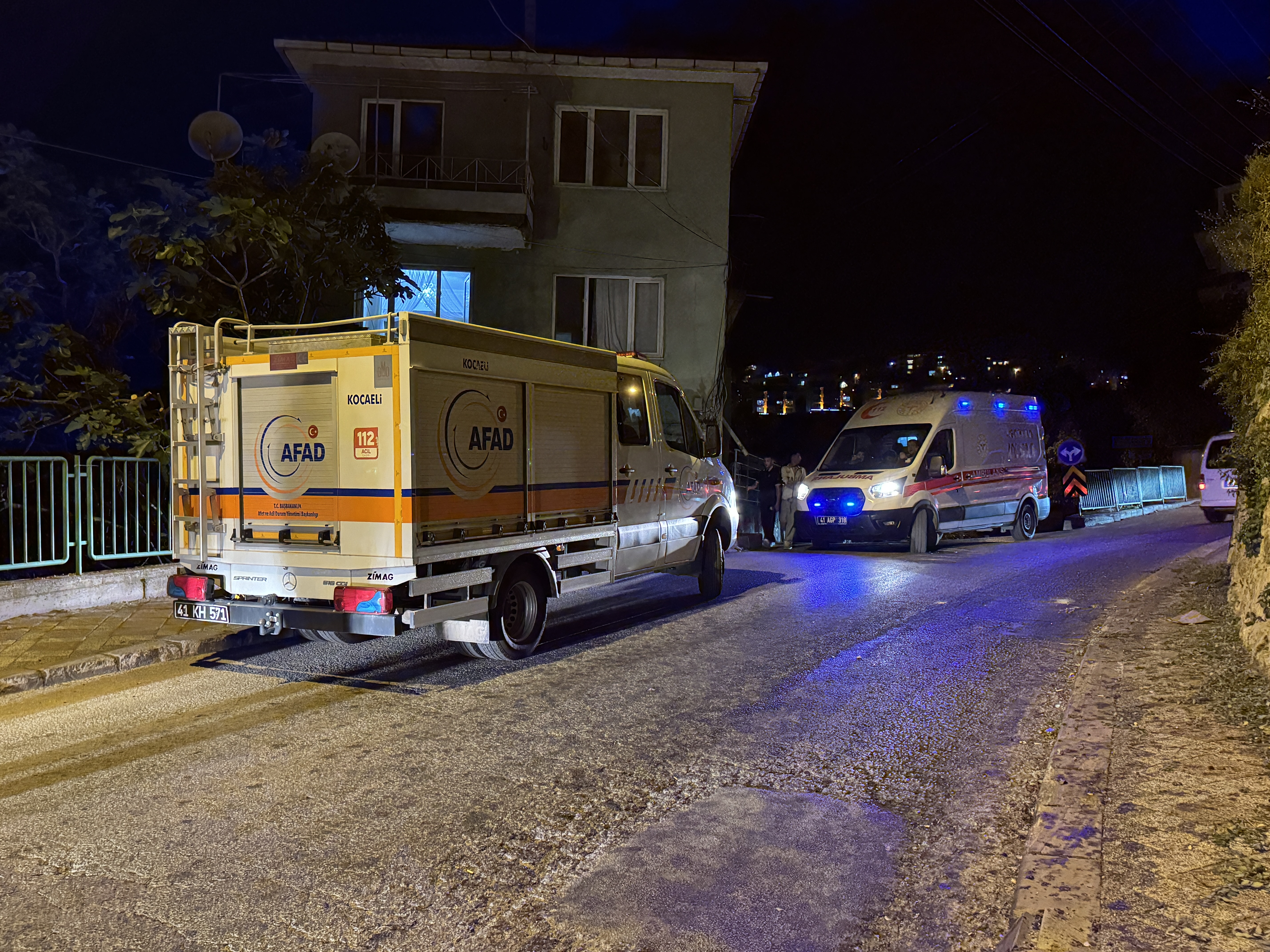 Kocaeli'nin İzmit ilçesinde, bir dairenin mutfak tavanındaki sıvanın düşmesi nedeniyle