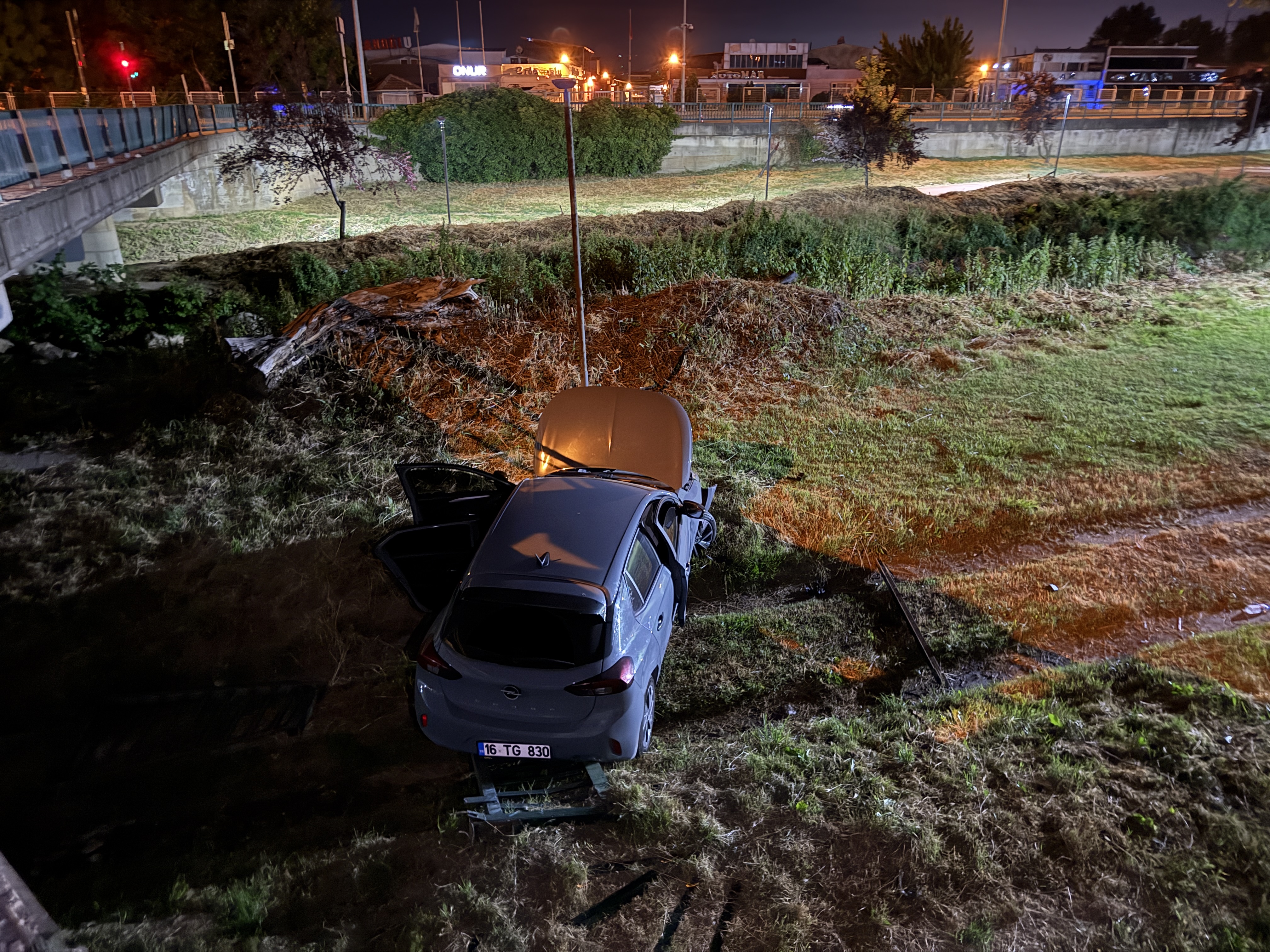 Bursa’da navigasyon sisteminin yanlış yolu göstermesi nedeniyle sürücüsünün direksiyon hakimiyetini