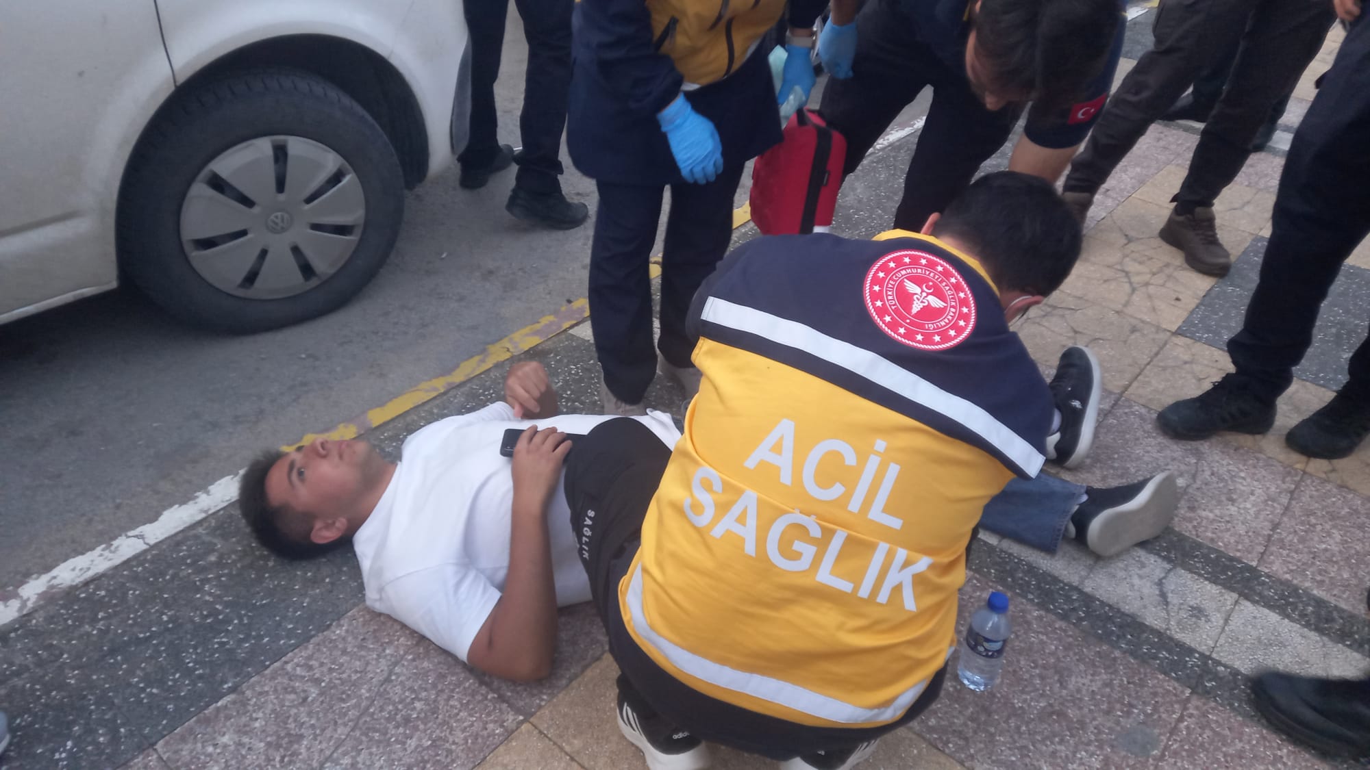 Aksaray’da Ahmet İskender Evcil (19), kaldırımda yürürken 'Neden yan baktın?'