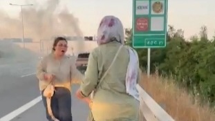 Çatalca'da, Kuzey Marmara Otoyolu'nda seyir halindeki elektrikli otomobilin motor bölümünden