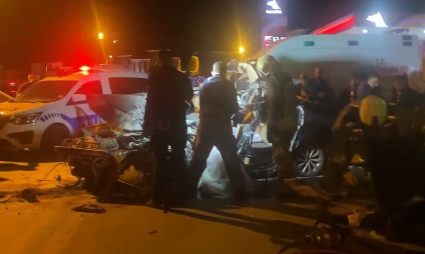 Ankara'nın Polatlı ilçesinde bir otomobil duran kamyona çarptı. Hurdaya dönen