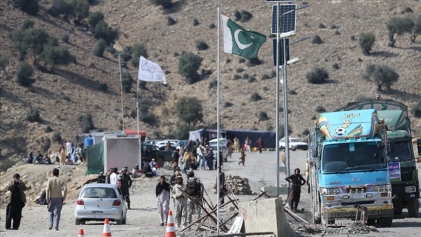Pakistan Enformasyon Bakanı Attaullah Tarar, güvenlik güçlerinin Afganistan sınırında düzenlediği