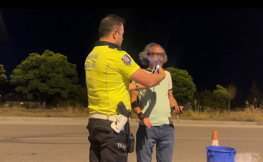 Burdur'da rutin uygulama yapıldığı esnada karşı yönde bulunan bir sürücü