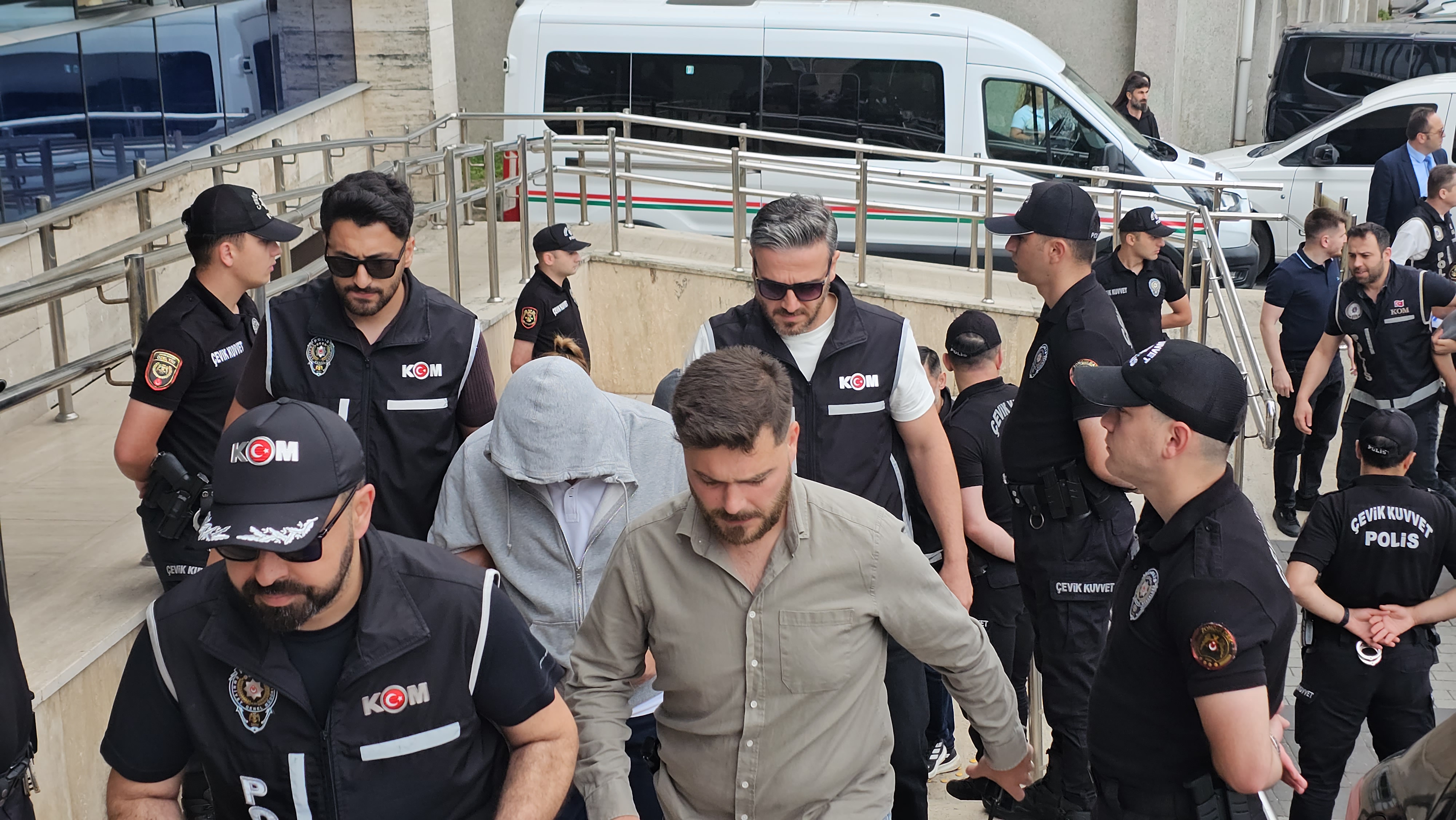 Zonguldak'ta bir devlet hastanesinde Kadın Doğum Uzmanı olarak görev yapan