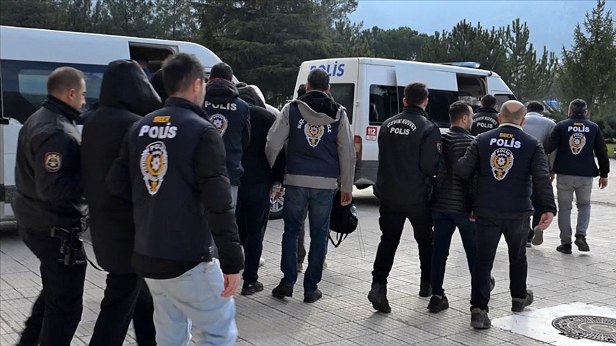 İstanbul merkezli 8 ilde düzenlenen operasyonda, hazırladıkları sahte belgelerle yabancı