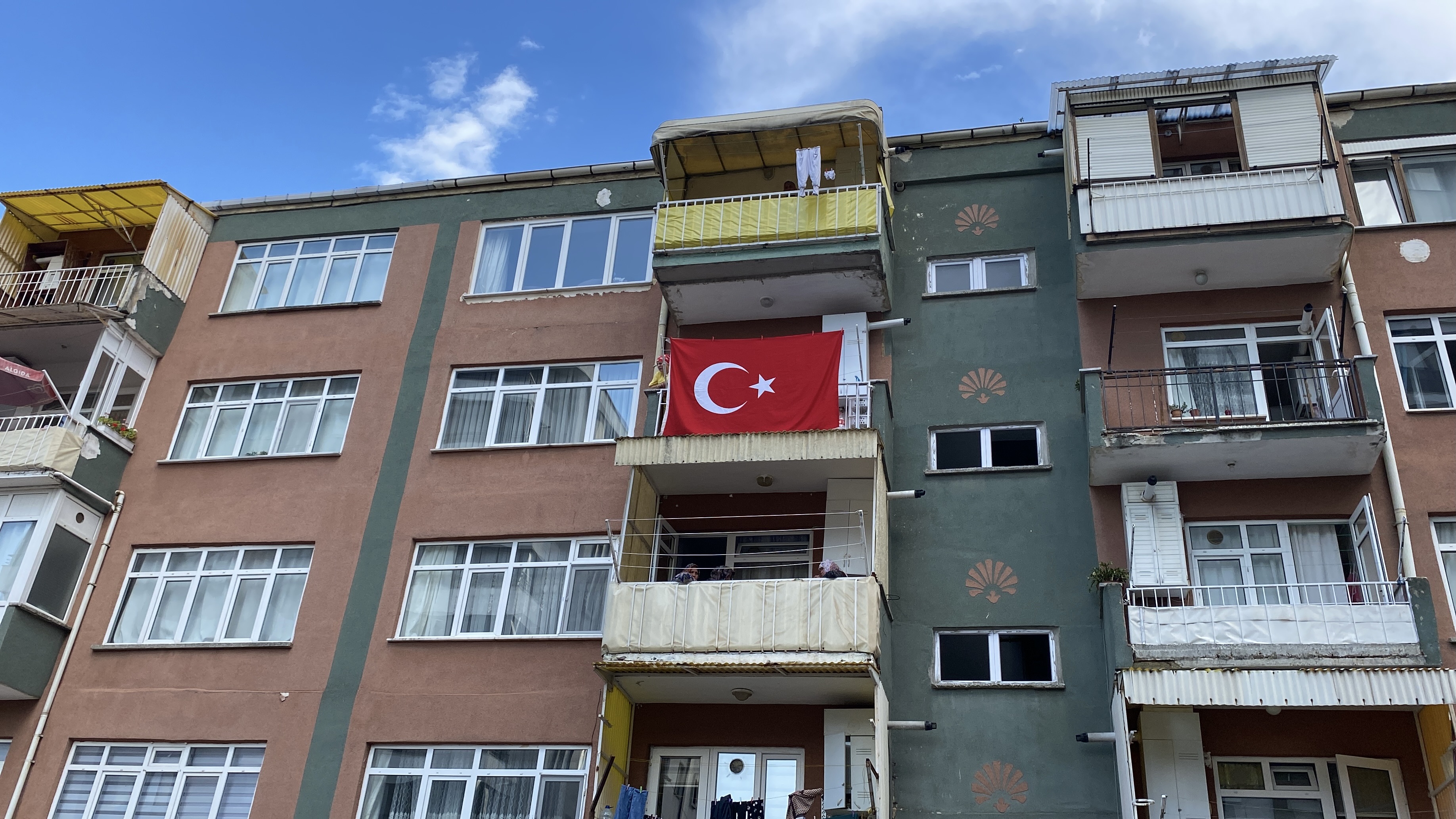 Samsun'un Atakum ilçesinde, apartmanın 5. katındaki pencereden düşen 1,5 yaşındaki