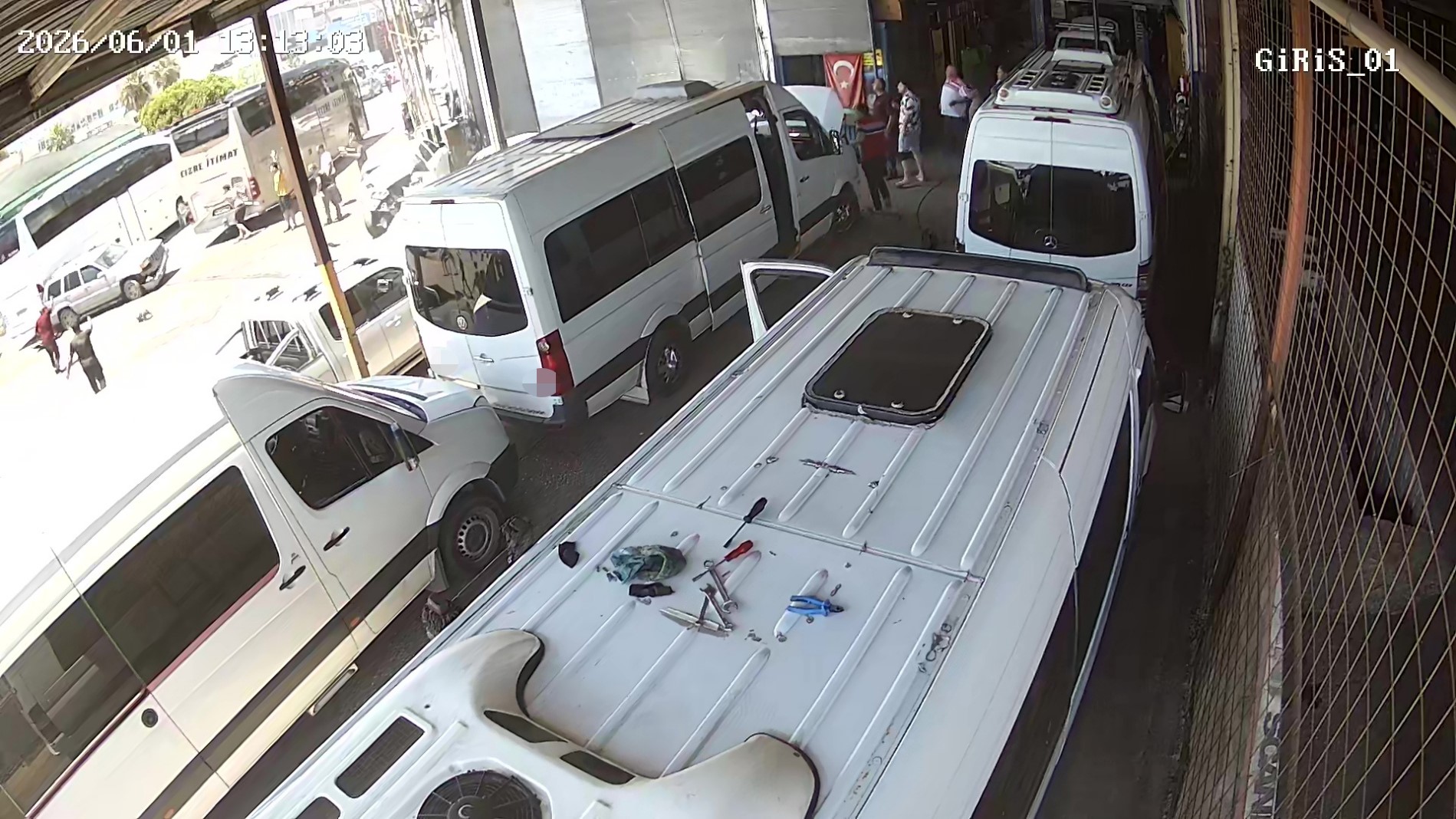 Antalya'da gaz pedalı takılan ve kontrolden çıkan otomobil ortalığı savaş