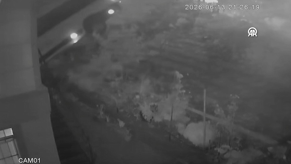İstanbul Çekmeköy'de servis minibüsünün 2 katlı binaya çarpması sonucu sürücünün